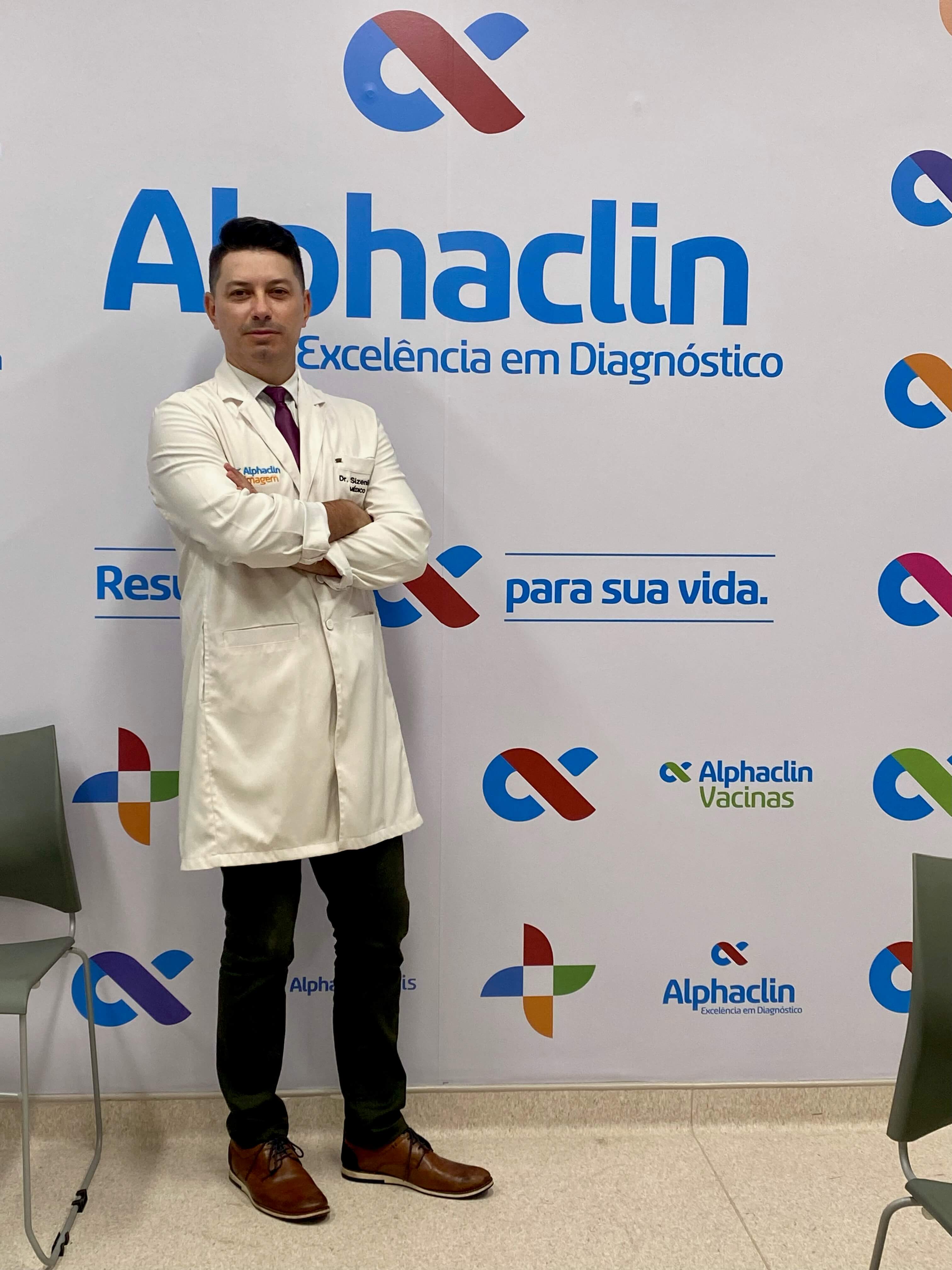 dr.sizenildo-em-pé-auditorio=alphaclin.jpeg